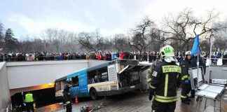 автобус сбил людей в переходе метро славянский бульвар