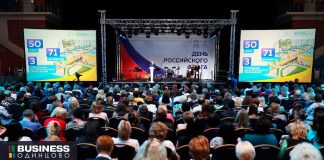 Андрей-Иванов-на-дне-Российского-флага