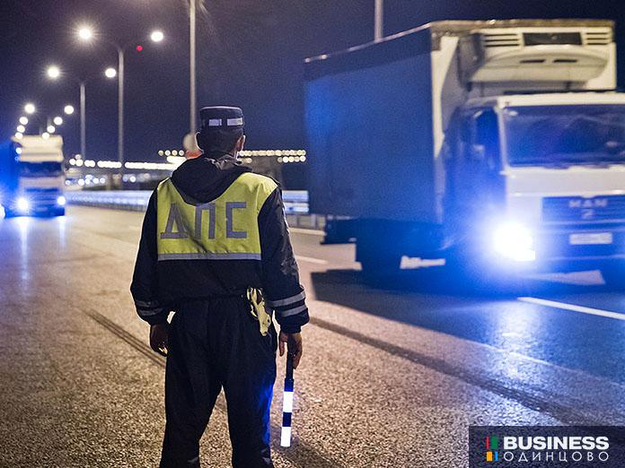 Грузовики смогут ездить ночью без пропуска Грузовики смогут ездить ночью без пропуска