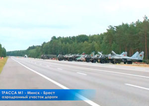 Белорусские войска на трассе М-1 (граница с Россией)