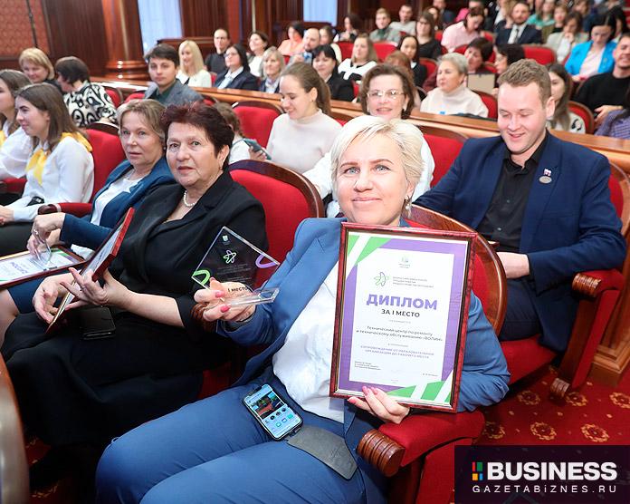 Генеральный директор технического центра «ВОЛИН» Селезнёва Ольга с дипломом победителя и памятной статуэткой